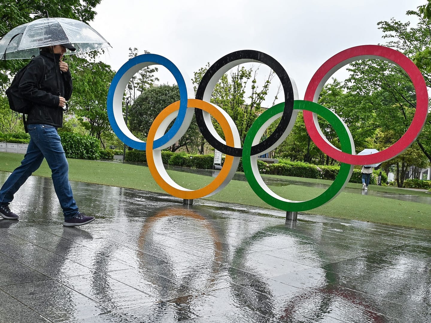 olympic-athletes-are-roasting-the-olympic-village-accommodations-on-tiktok:-‘the-bed-sucks’