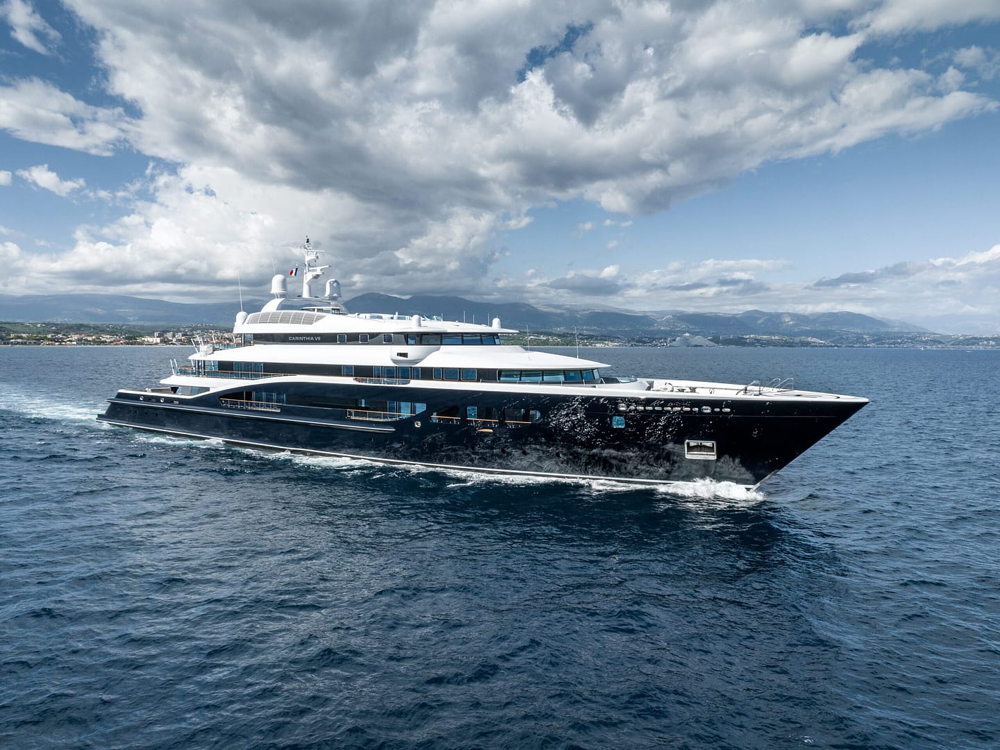 want-to-vacation-like-a-billionaire?-here’s-how-much-it-costs-to-charter-a-superyacht