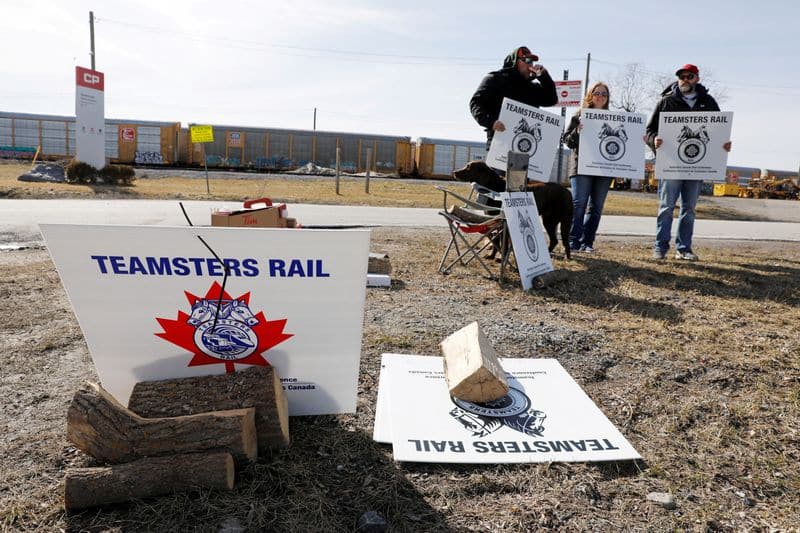 canada-pm-says-quick-solution-needed-to-rail-stoppage,-action-coming-by-reuters