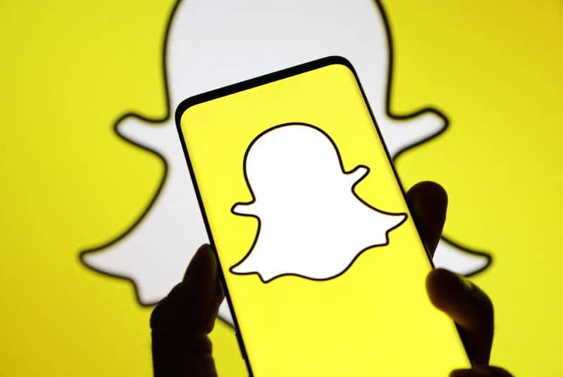 snap-forecasts-downbeat-revenue-as-competition-rises,-shares-tumble-22%-by-reuters